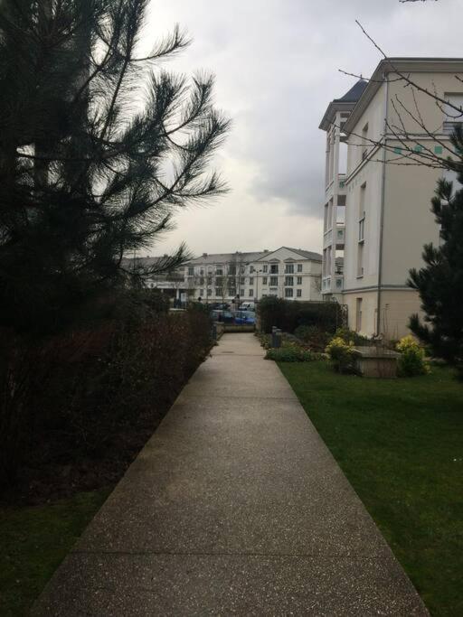 Appart Avec Terrasse Et Parking A 2 Pas De Disney Montévrain Zewnętrze zdjęcie